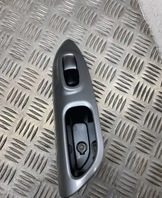 Nissan Juke I F15 Electric window control switch