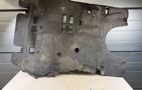 Citroen DS5 Engine splash shield/under tray 9675053180