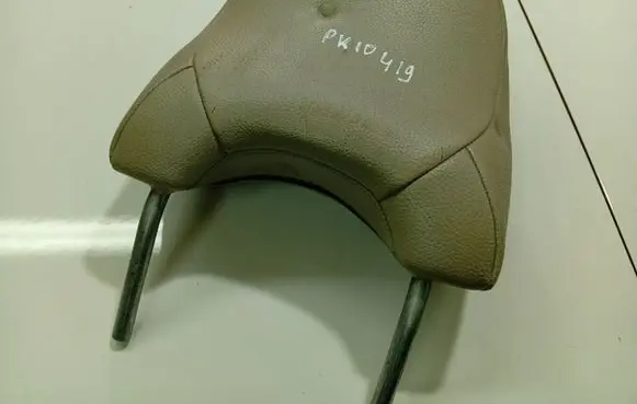 Volvo S60 Front seat headrest 