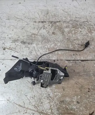 Mercedes-Benz E W210 Front door lock 2027202335