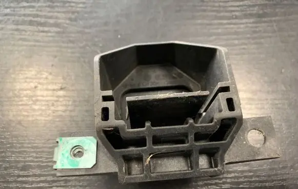 BMW X1 E84 Radiator mount bracket 7591647