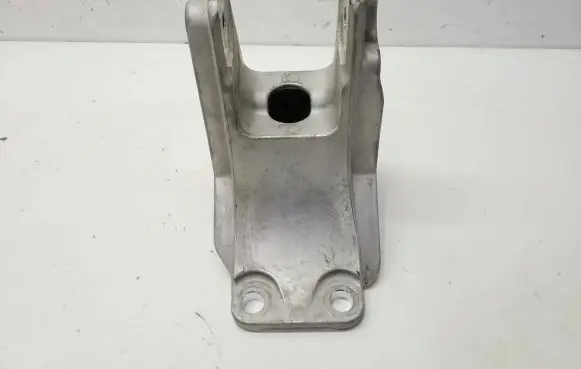 Nissan Leaf I (ZE0) Engine mounting bracket