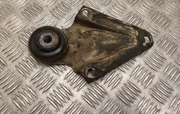 Mercedes-Benz 250 280 W108 Engine mounting bracket