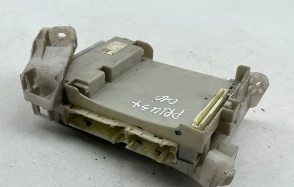 Toyota Prius+ (ZVW40) Fuse module 8273047420A 2762 0379
