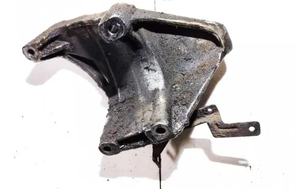 Volkswagen Touareg I Engine mounting bracket 070199307a