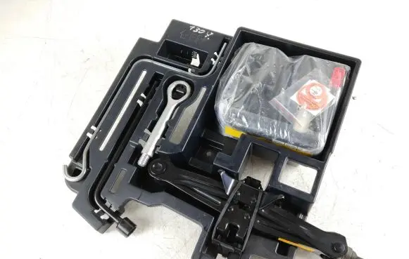 Lexus CT 200H Tool set 6477776010