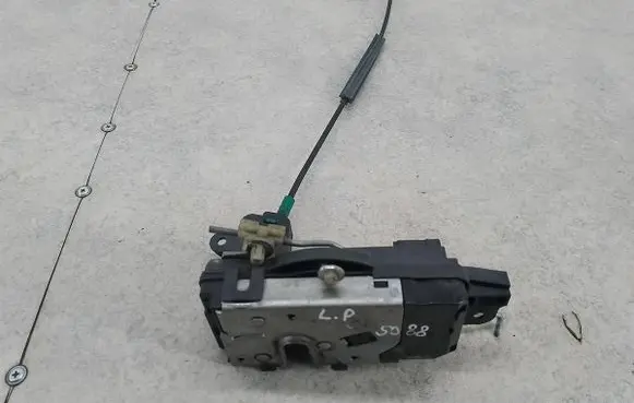 Opel Zafira B Front door lock 13210748