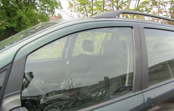 Opel Zafira A Front door window glass four-door 
