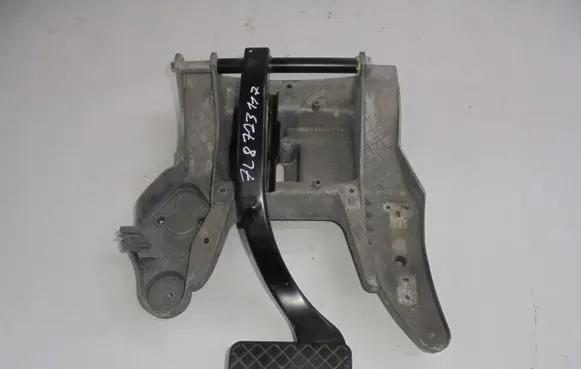 Volkswagen Touareg I Brake pedal 7L8723117