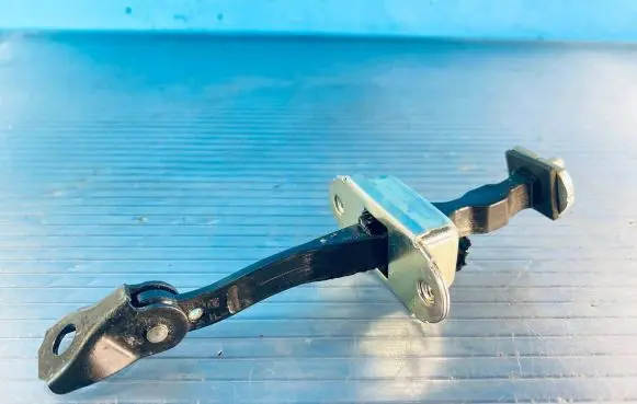 Nissan Leaf I (ZE0) Front door check strap stopper