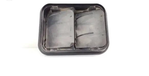 Quarter panel pressure vent