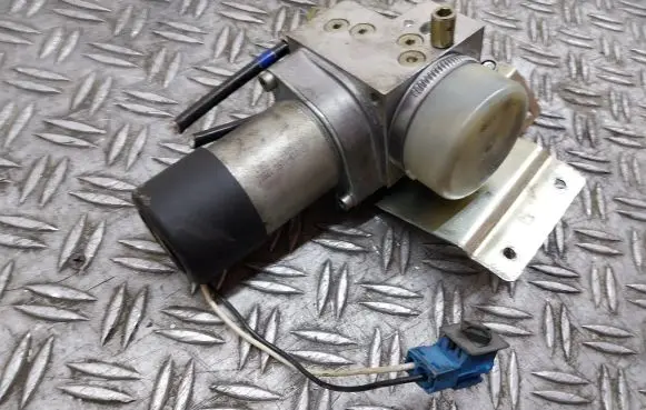 BMW 7 E65 E66 Tailgate hydraulic pump motor 7015009
