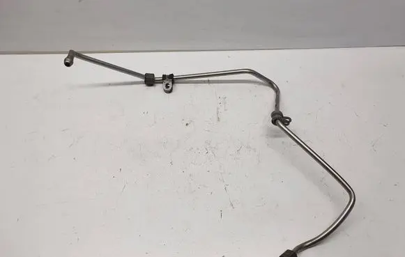 Volkswagen PASSAT B6 Fuel injector supply line/pipe 