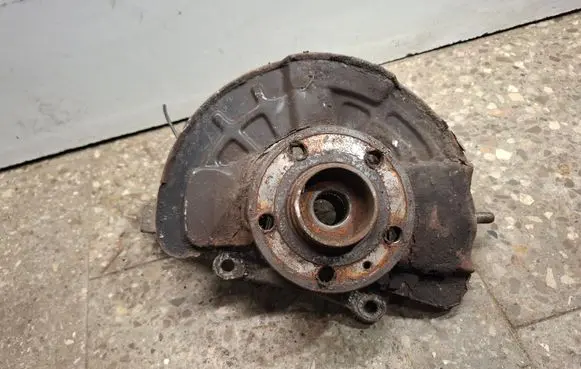 Volvo V70 Front wheel hub 9461943