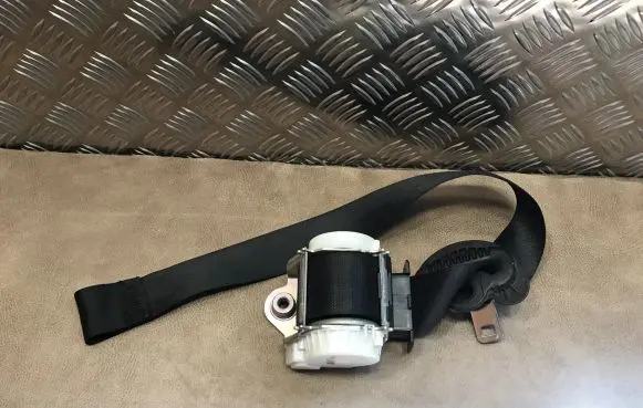 BMW 1 E81 E87 Front seatbelt 7119389