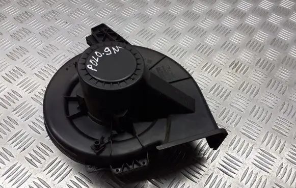 Volkswagen Polo IV 9N3 Front door blower motor 6Q1820015G
