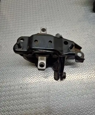 Volkswagen Polo IV 9N3 Engine mount bracket 6Q0199555