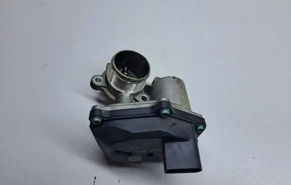 Volkswagen PASSAT B8 Throttle valve 04L131501C A2C53420794 03845