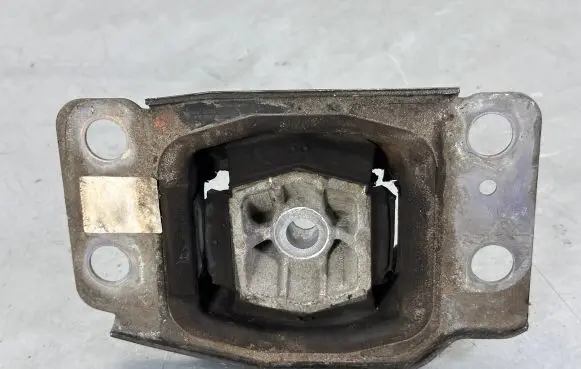 Ford Mondeo MK V Engine mount bracket 7G917M121BA