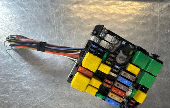Peugeot 308 Fuse module 9804848580