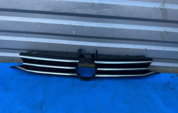 Volkswagen Touran II Front bumper upper radiator grill 5TA853653B