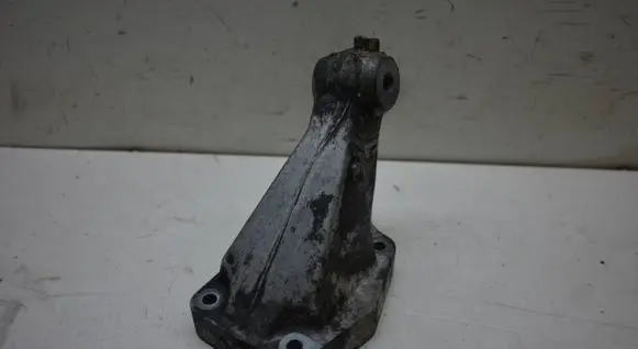 Engine mounting bracket