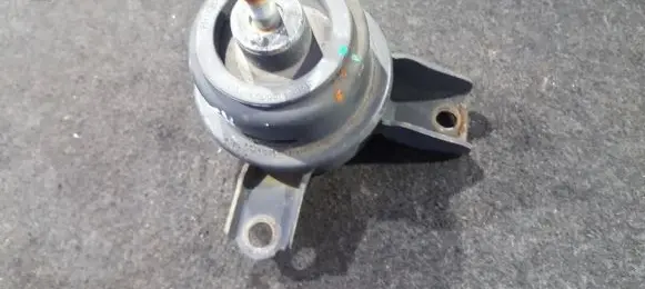 Hyundai i20 (PB PBT) Engine mount bracket