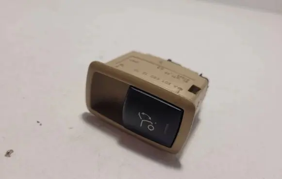 Tailgate opening switch