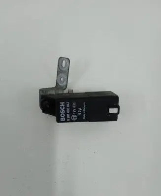 Volvo V50 Glow plug pre-heat relay 0281003047