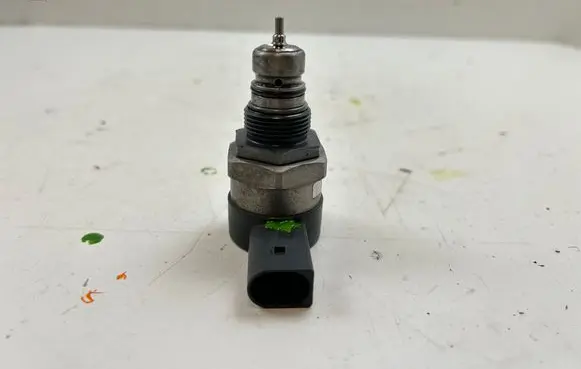 BMW 3 E90 E91 Fuel pressure regulator 0281002949