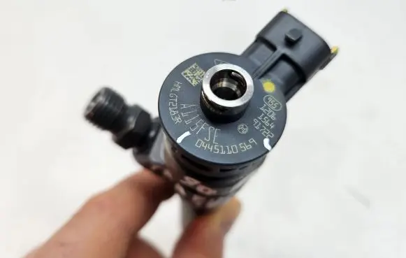 Renault Trafic III (X82) Fuel injector 0445110569
