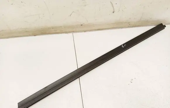 Skoda Octavia Mk2 (1Z) Front door glass trim molding