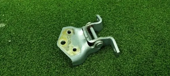 Mitsubishi Pajero Tailgate/trunk/boot hinge 