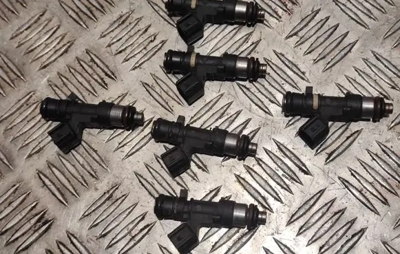 Volvo S60 Fuel injector 30757534