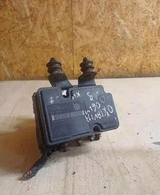 Skoda Octavia Mk2 (1Z) ABS Pump 1K0907379P 00009496E4 10097003153