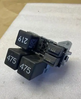 Volkswagen Touareg I Relay mounting block 7L6937503A