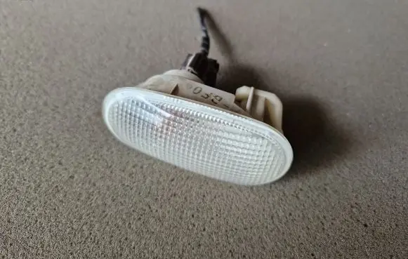 Mitsubishi L200 Front fender indicator light