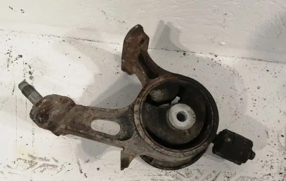 Toyota Avensis T270 Engine mount bracket 123710R060