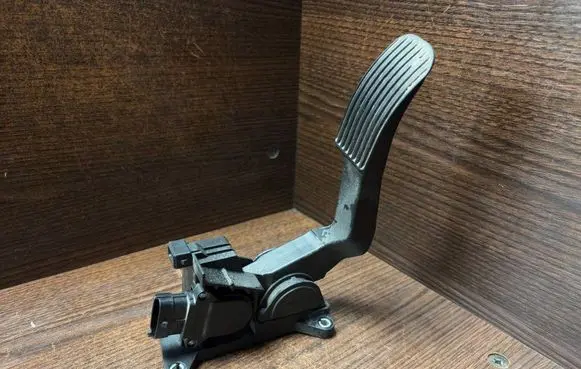 Mercedes-Benz Vito Viano W639 Accelerator throttle pedal A6393000704 6393000704