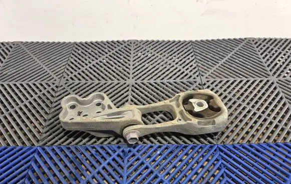 Toyota C-HR I Engine mount bracket