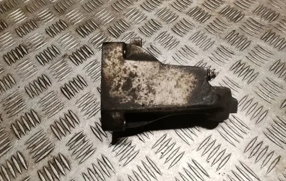 Engine mounting bracket