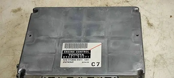 Toyota Avensis T250 Engine control unit/module 8966105C71 1758009411 MB1758009411