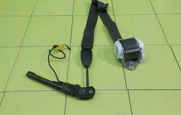 Opel Meriva B Front seatbelt 34056417D BEZPIECZENSTWA