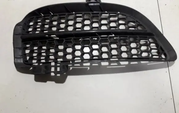 Volkswagen Touareg I Front bumper lower grill 7L6853666B