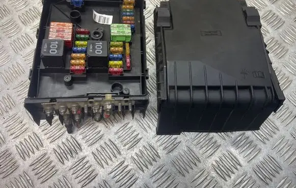 Audi A3 S3 A3 Sportback 8P Fuse module 017181301