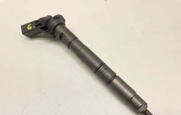 Audi A4 S4 B7 8E 8H Fuel injector 09864353