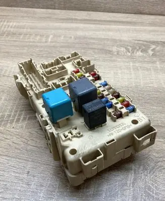 Toyota Avensis T250 Fuse module 8264105020A