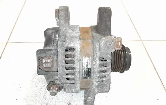 Toyota Auris 150 Generator/alternator 270600T020 1042105350