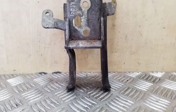 Volvo S40, V40 Engine mounting bracket