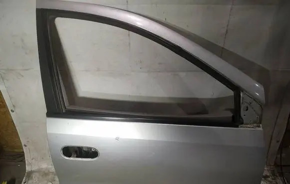 Nissan Almera Tino Front door pilkos